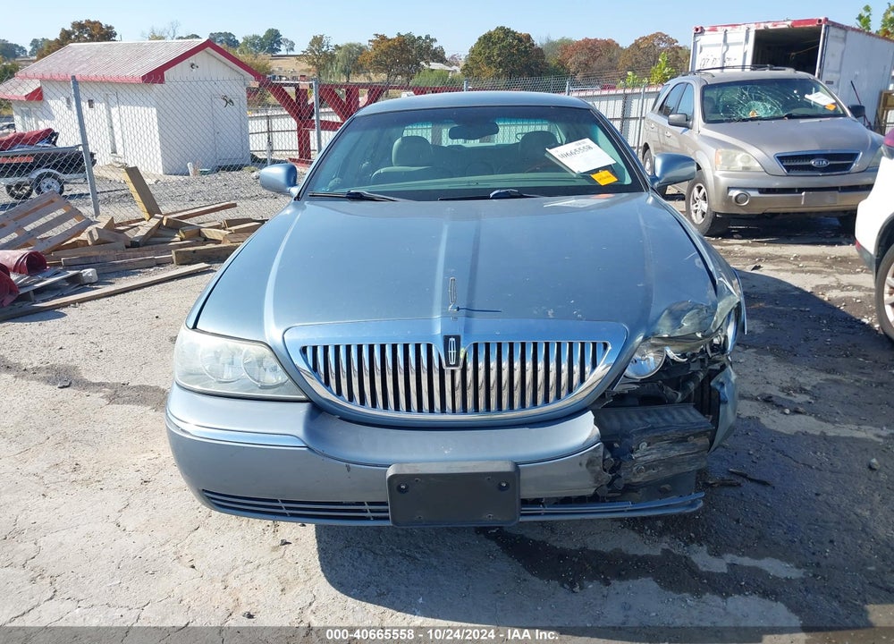 2004 LINCOLN TOWN CAR SIGNATURE VIN: 1LNHM81W64Y652827