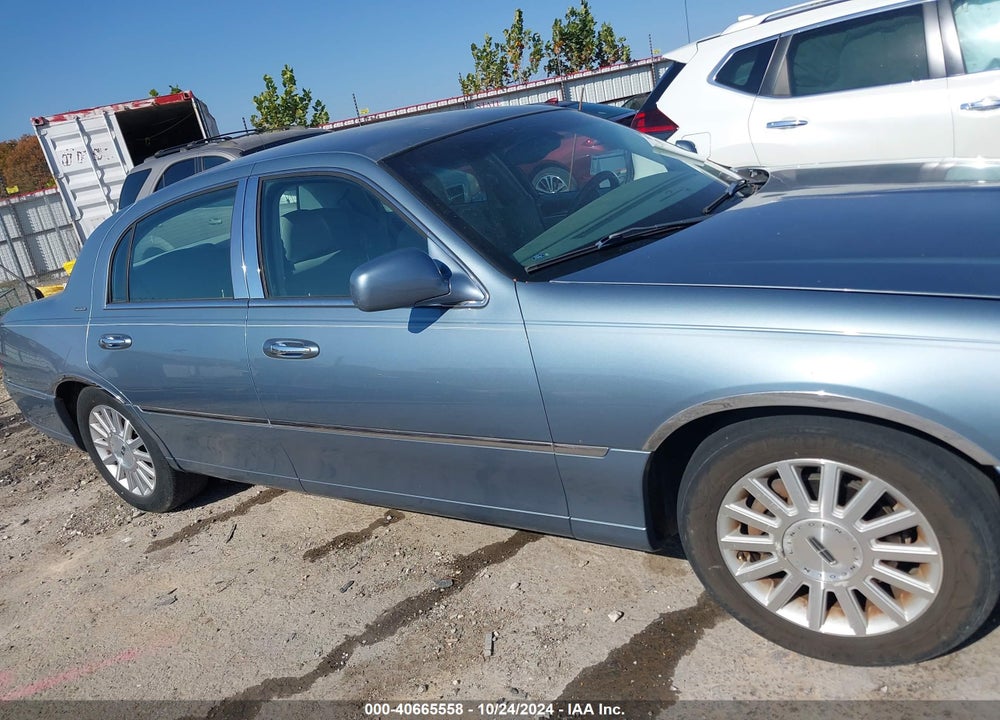 2004 LINCOLN TOWN CAR SIGNATURE VIN: 1LNHM81W64Y652827