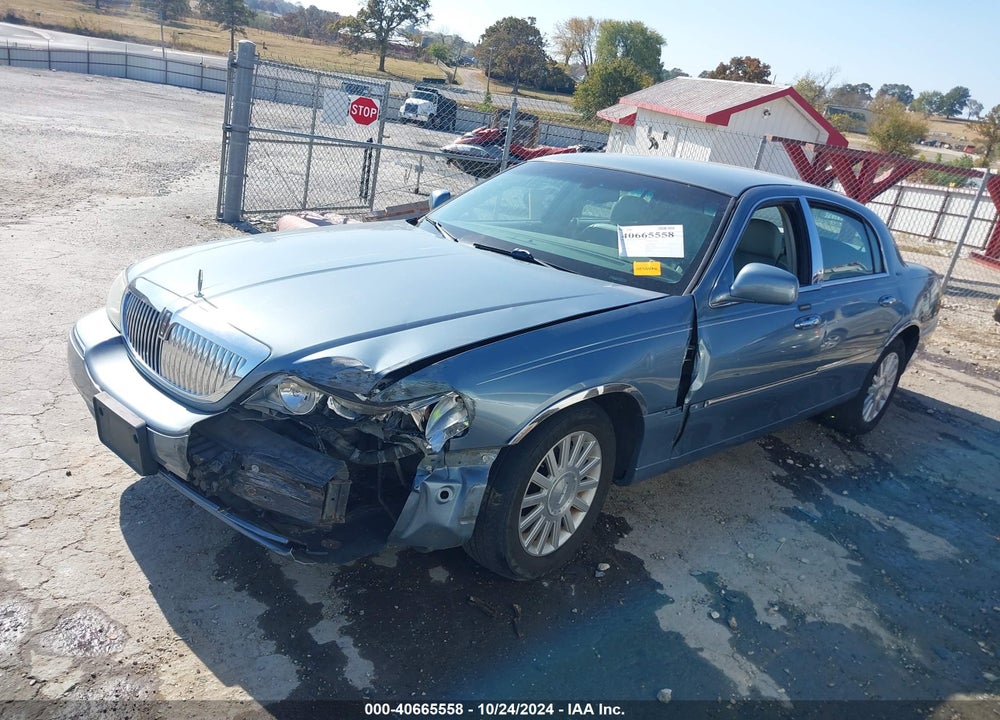 2004 LINCOLN TOWN CAR SIGNATURE VIN: 1LNHM81W64Y652827