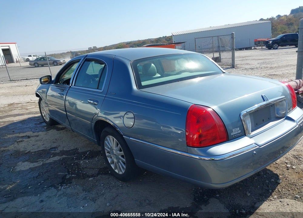 2004 LINCOLN TOWN CAR SIGNATURE VIN: 1LNHM81W64Y652827
