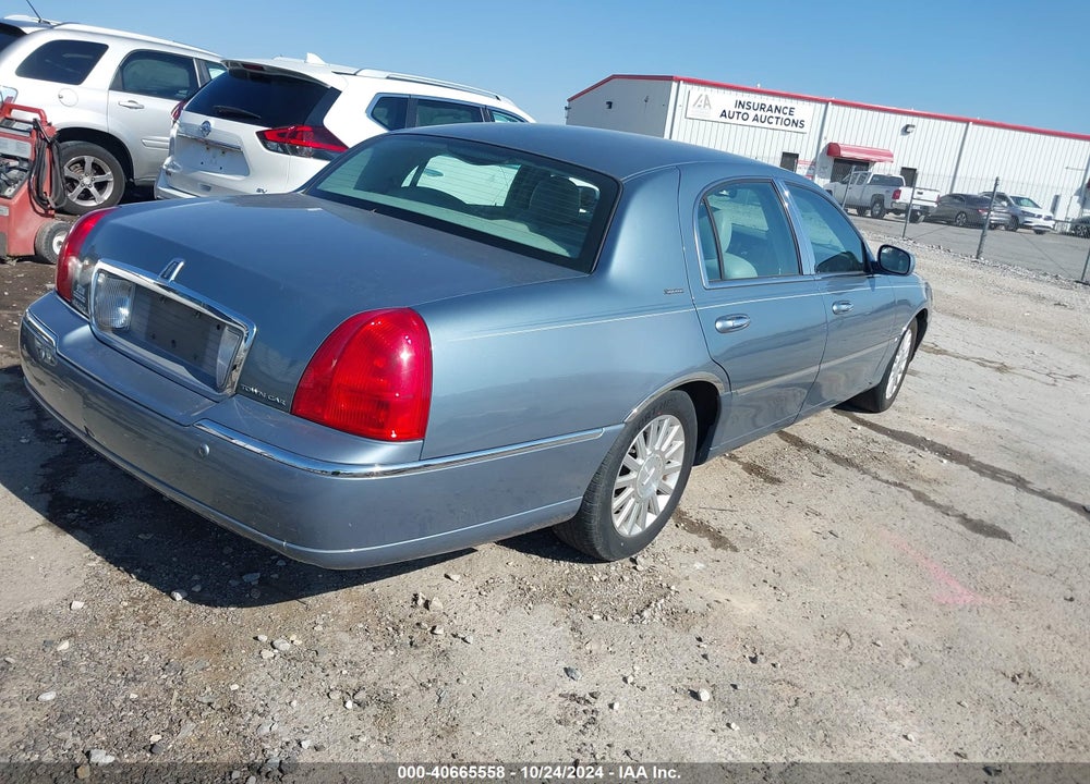 2004 LINCOLN TOWN CAR SIGNATURE VIN: 1LNHM81W64Y652827