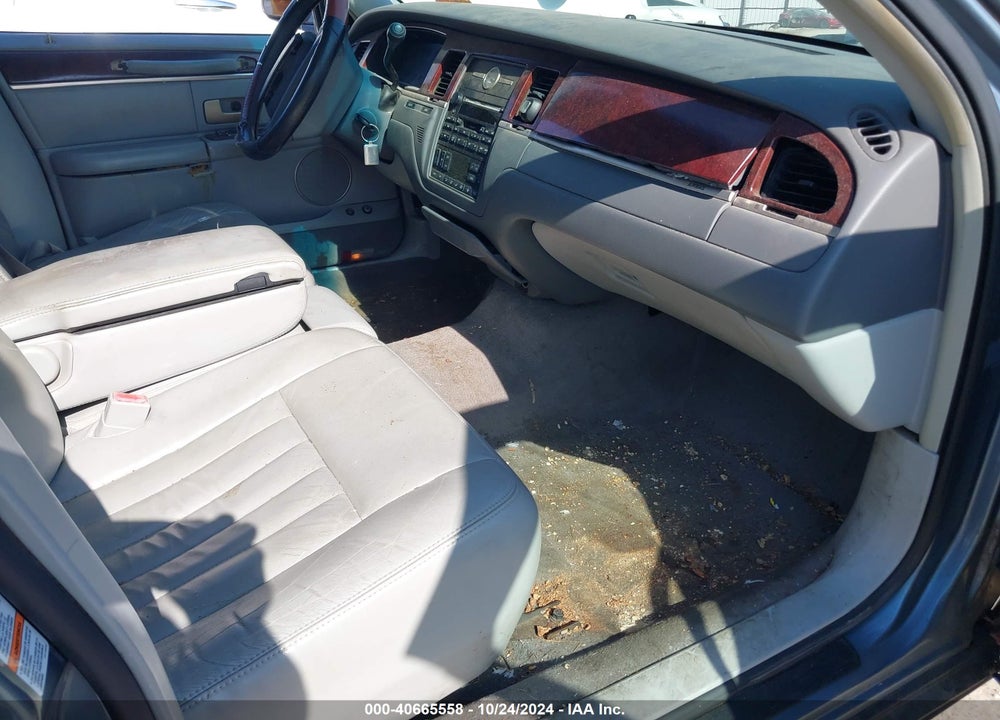 2004 LINCOLN TOWN CAR SIGNATURE VIN: 1LNHM81W64Y652827