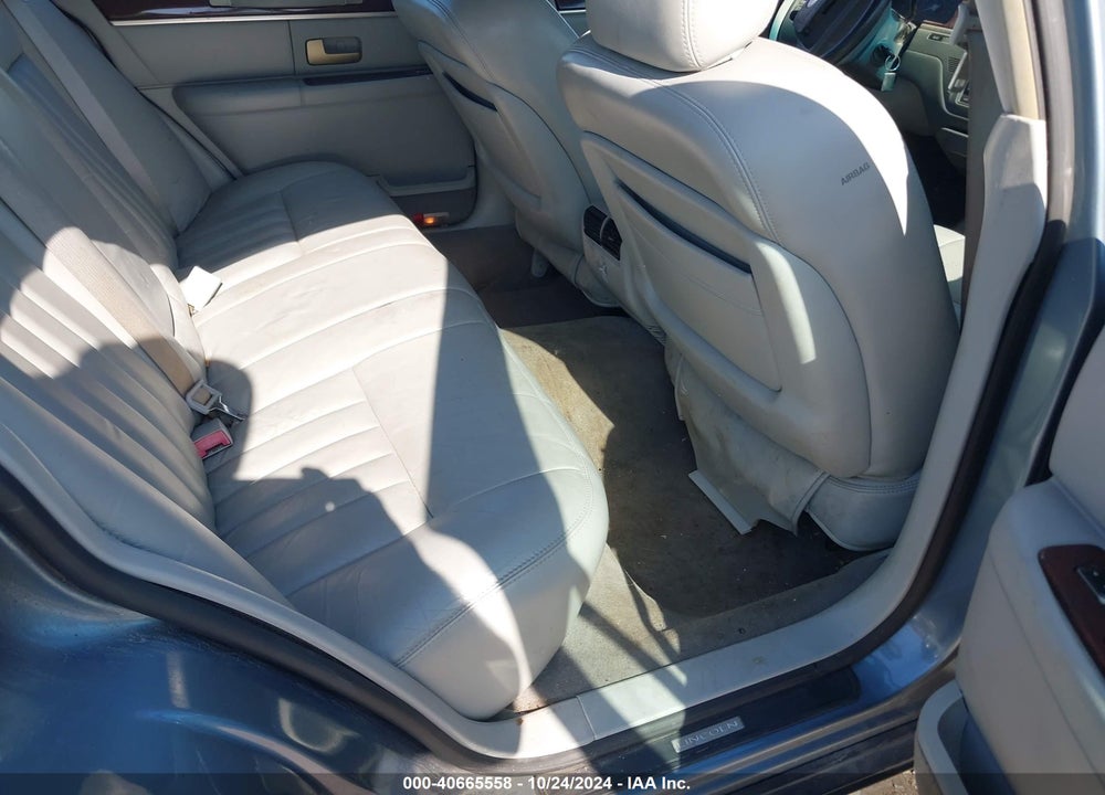 2004 LINCOLN TOWN CAR SIGNATURE VIN: 1LNHM81W64Y652827