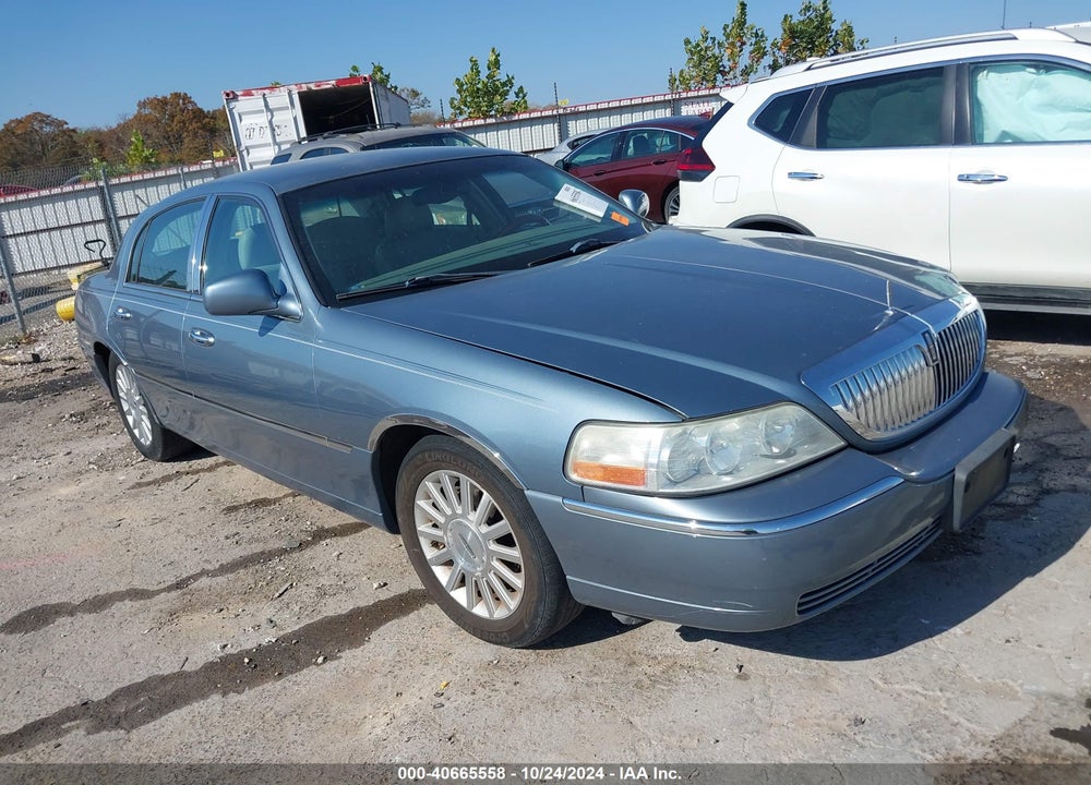 2004 LINCOLN TOWN CAR SIGNATURE VIN: 1LNHM81W64Y652827