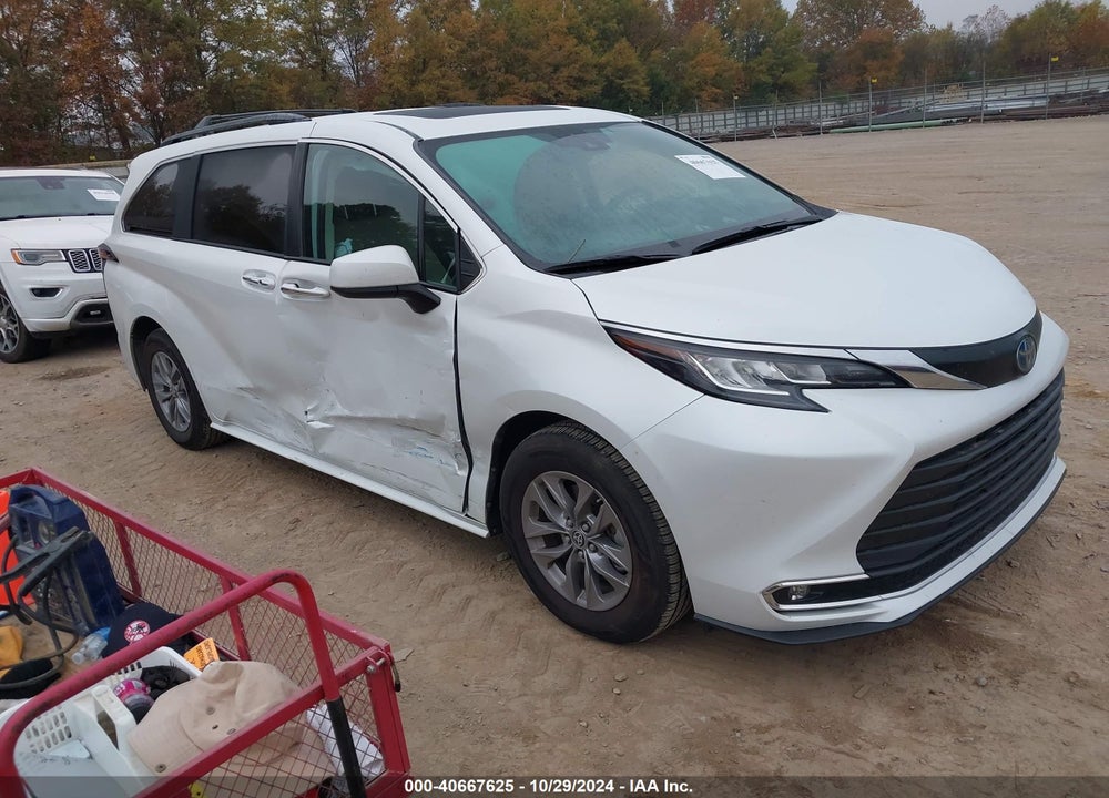 2022 TOYOTA SIENNA XLE VIN: 5TDYRKEC6NS110028