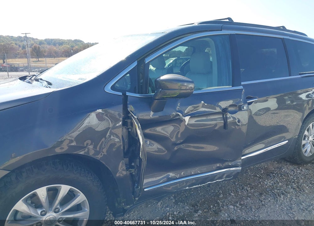 2017 CHRYSLER PACIFICA TOURING L VIN: 2C4RC1BG1HR516934