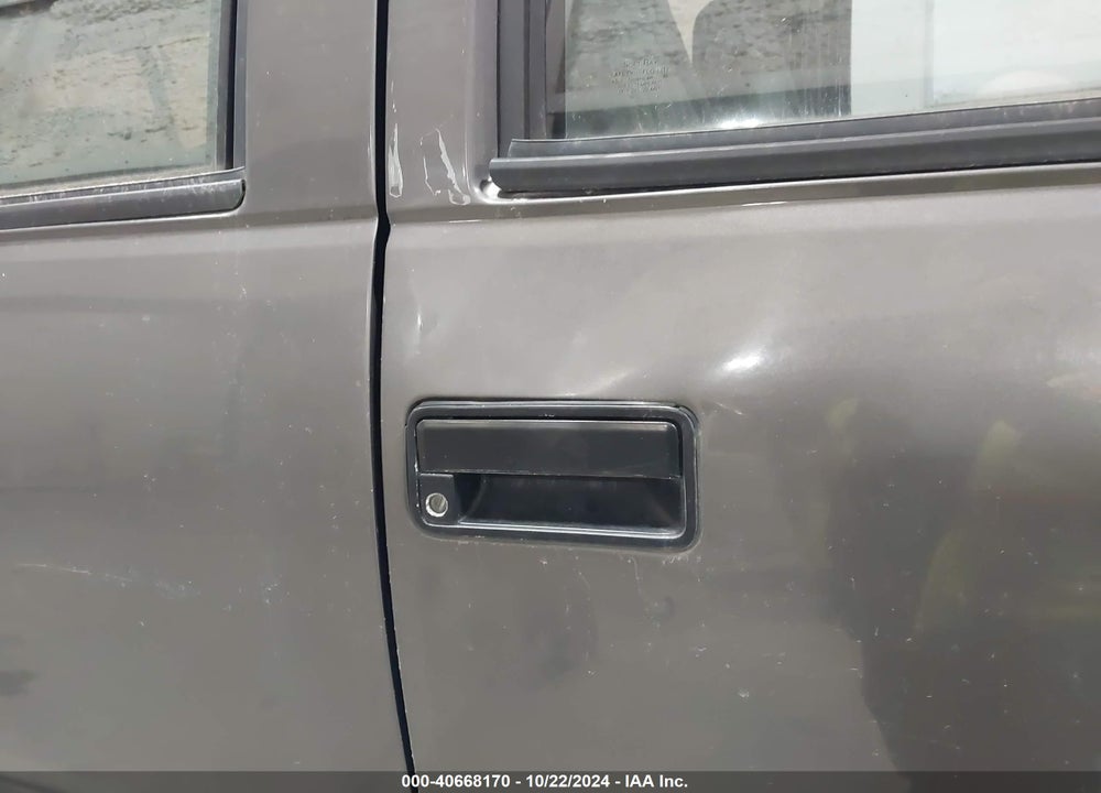 1992 GMC SUBURBAN K1500 VIN: 1GKFK16K7NJ717567