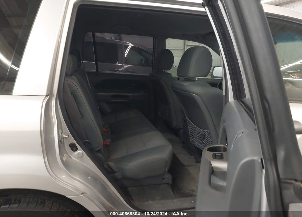 2007 HONDA PILOT LX VIN: 5FNYF28117B046684