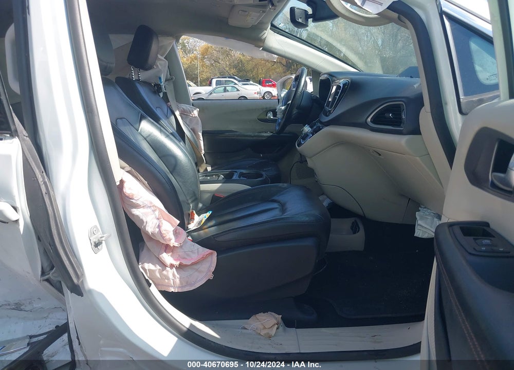2020 CHRYSLER PACIFICA TOURING L VIN: 2C4RC1BG1LR125808