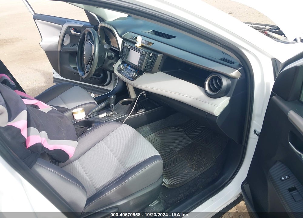 2015 TOYOTA RAV4 XLE VIN: 2T3RFREV8FW307404