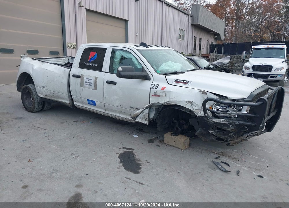 2022 RAM 3500 TRADESMAN  4X4 8' BOX VIN: 3C63RRGLXNG311677