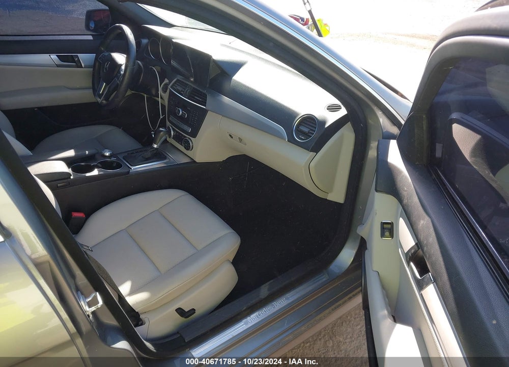 2014 MERCEDES-BENZ C 250 LUXURY/SPORT VIN: WDDGF4HB9EG236113