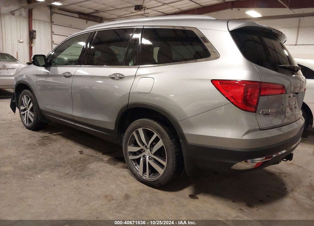 2017 HONDA PILOT TOURING VIN: 5FNYF6H95HB038926