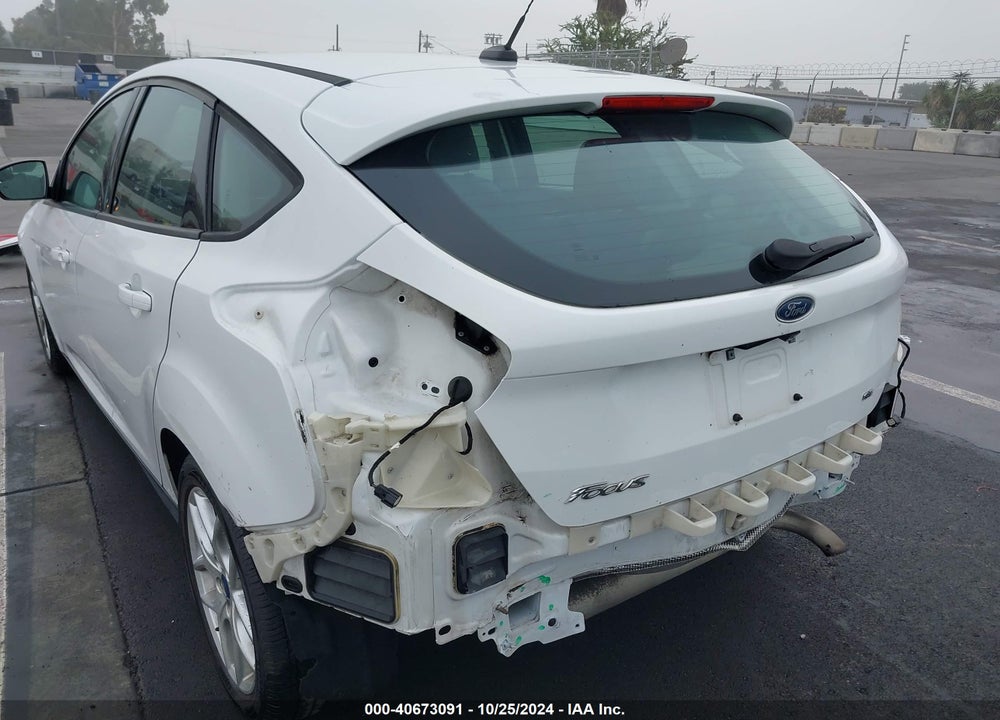2015 FORD FOCUS SE VIN: 1FADP3K20FL375218