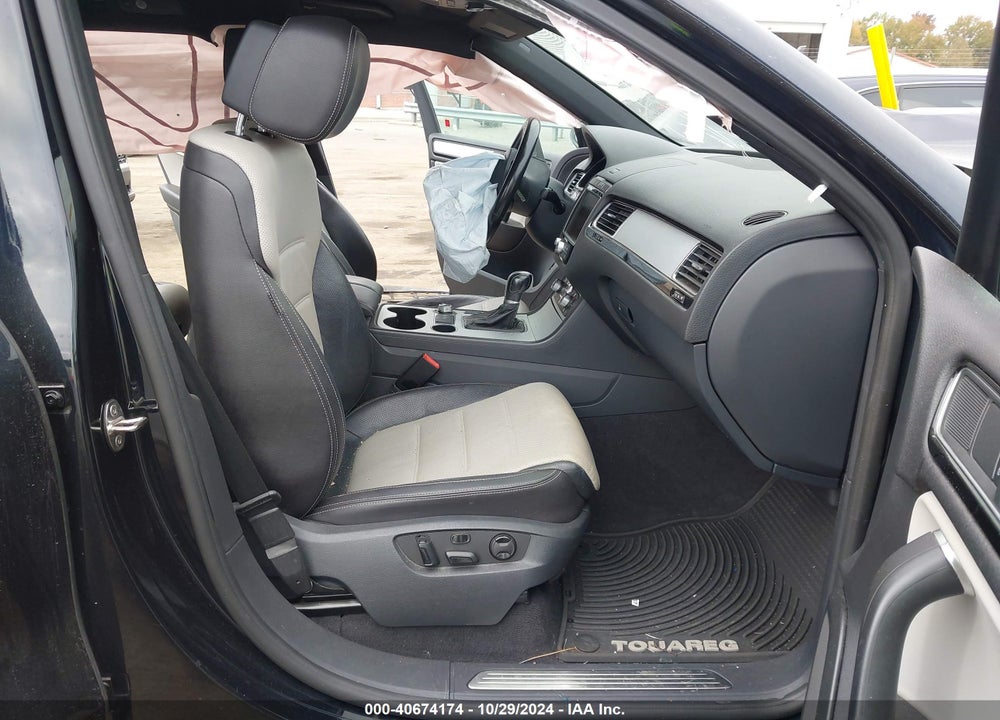 2017 VOLKSWAGEN TOUAREG V6 WOLFSBURG EDITION VIN: WVGRF7BP2HD000123