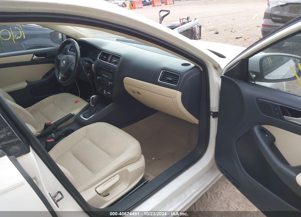 2011 VOLKSWAGEN JETTA 2.5L SE VIN: 3VWDZ7AJ1BM375920
