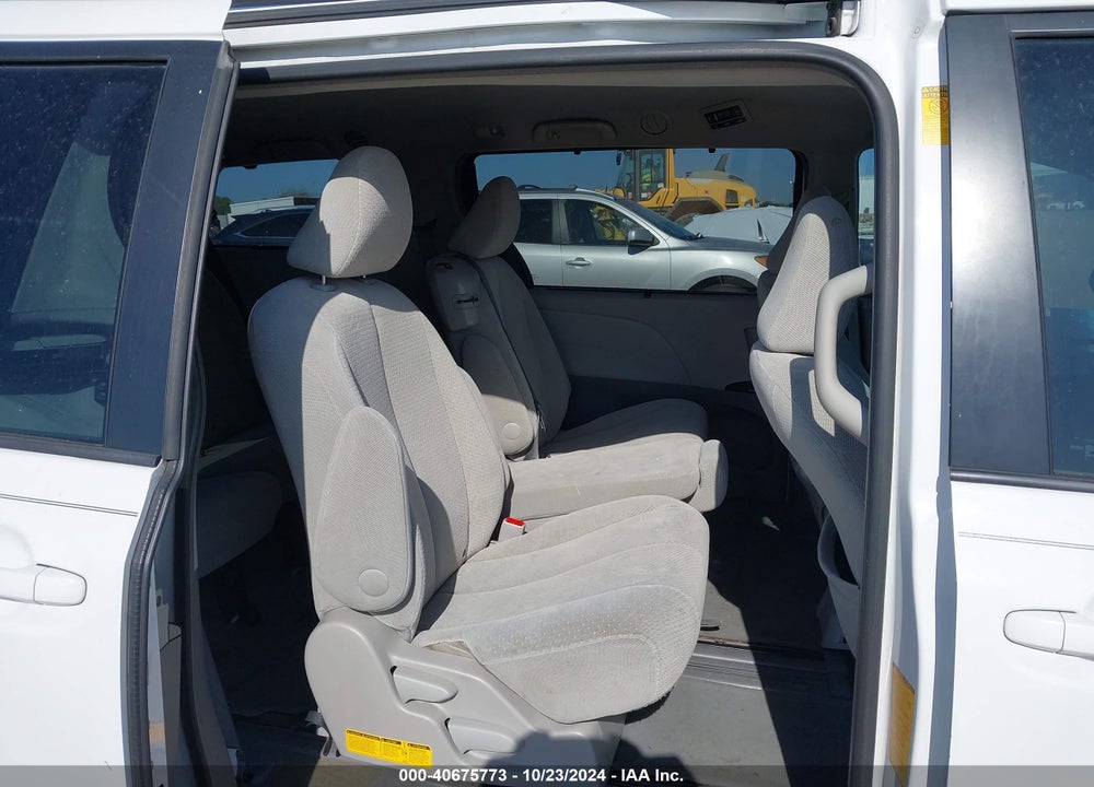 2014 TOYOTA SIENNA LE V6 8 PASSENGER VIN: 5TDKK3DC4ES492710