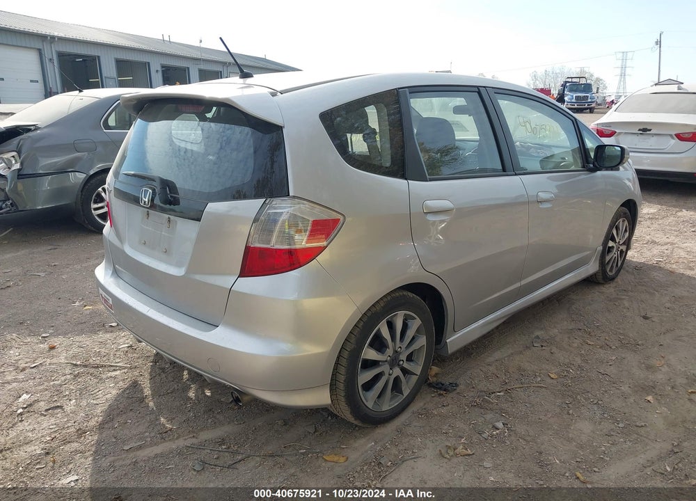 2013 HONDA FIT SPORT VIN: JHMGE8H58DC071304