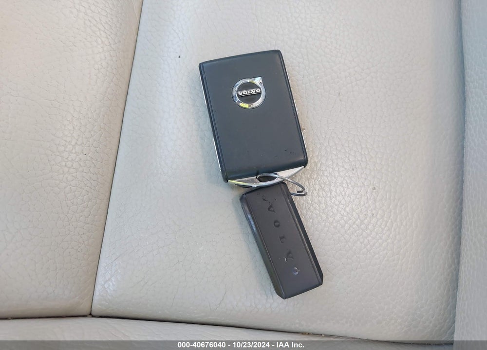 2019 VOLVO XC60 VIN: LYV102DK1KB227649