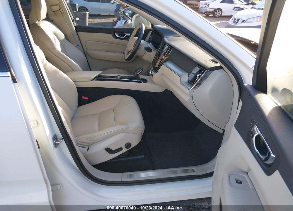 2019 VOLVO XC60 VIN: LYV102DK1KB227649