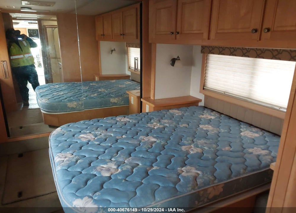 2002 COUNTRY COACH MOTORHOME INTRIGUE VIN: 4U7B8DY1721102693