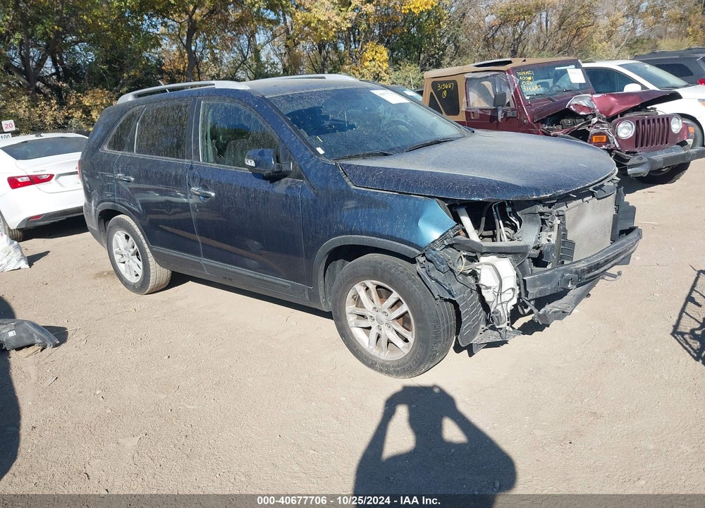 2015 KIA SORENTO LX VIN: 5XYKT3A61FG567356
