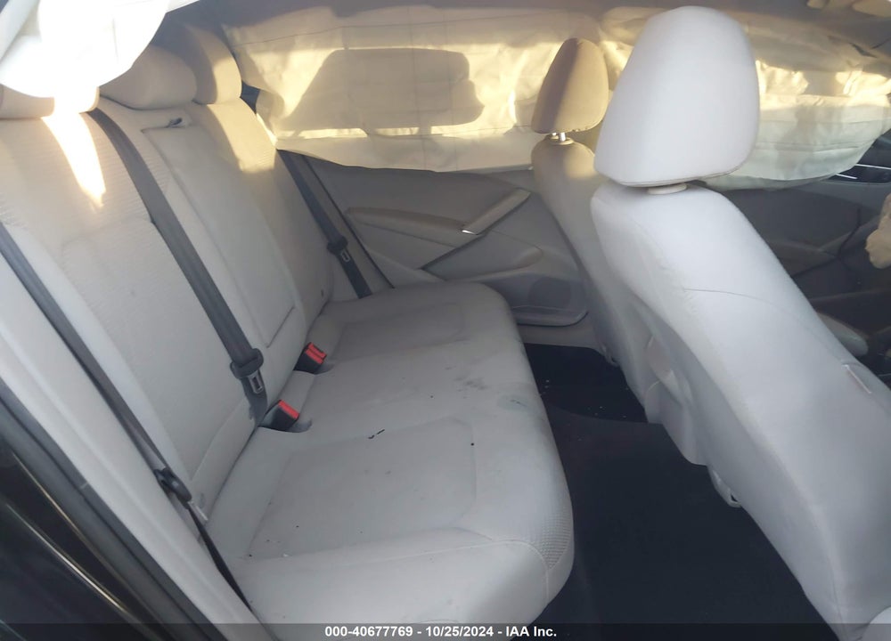 2017 VOLKSWAGEN PASSAT VIN: 1VWAT7A39HC012393