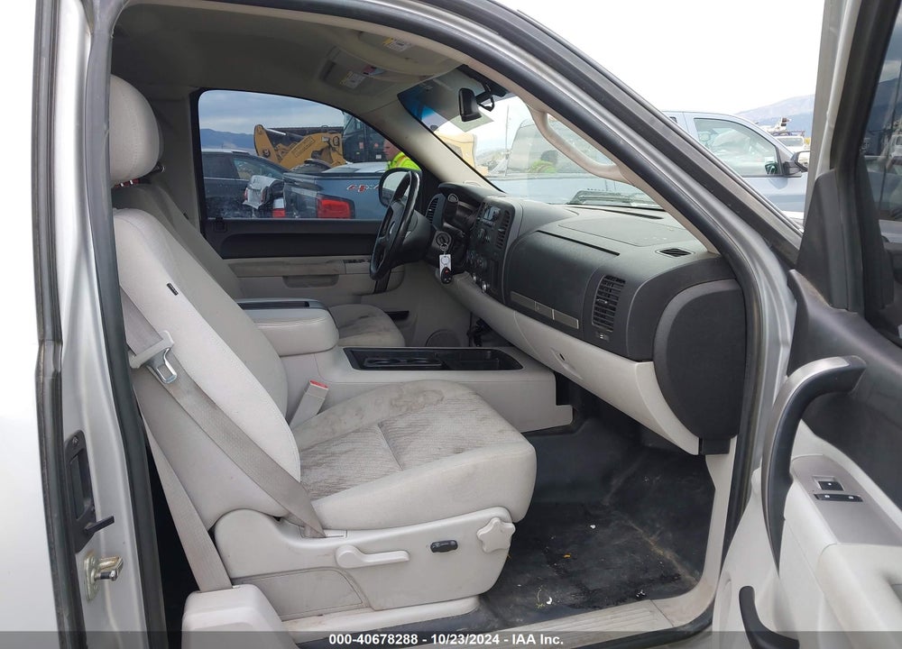 2011 CHEVROLET SILVERADO 1500 LT VIN: 1GCRKSE33BZ229349