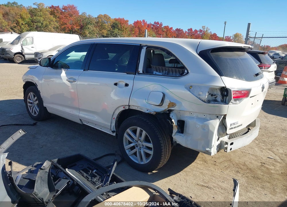 2014 TOYOTA HIGHLANDER LE V6 VIN: 5TDBKRFH8ES024104