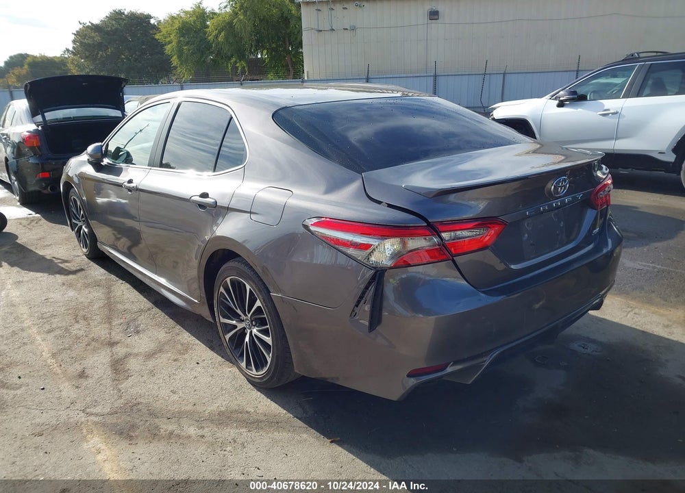 2018 TOYOTA CAMRY SE VIN: 4T1B11HK5JU124756
