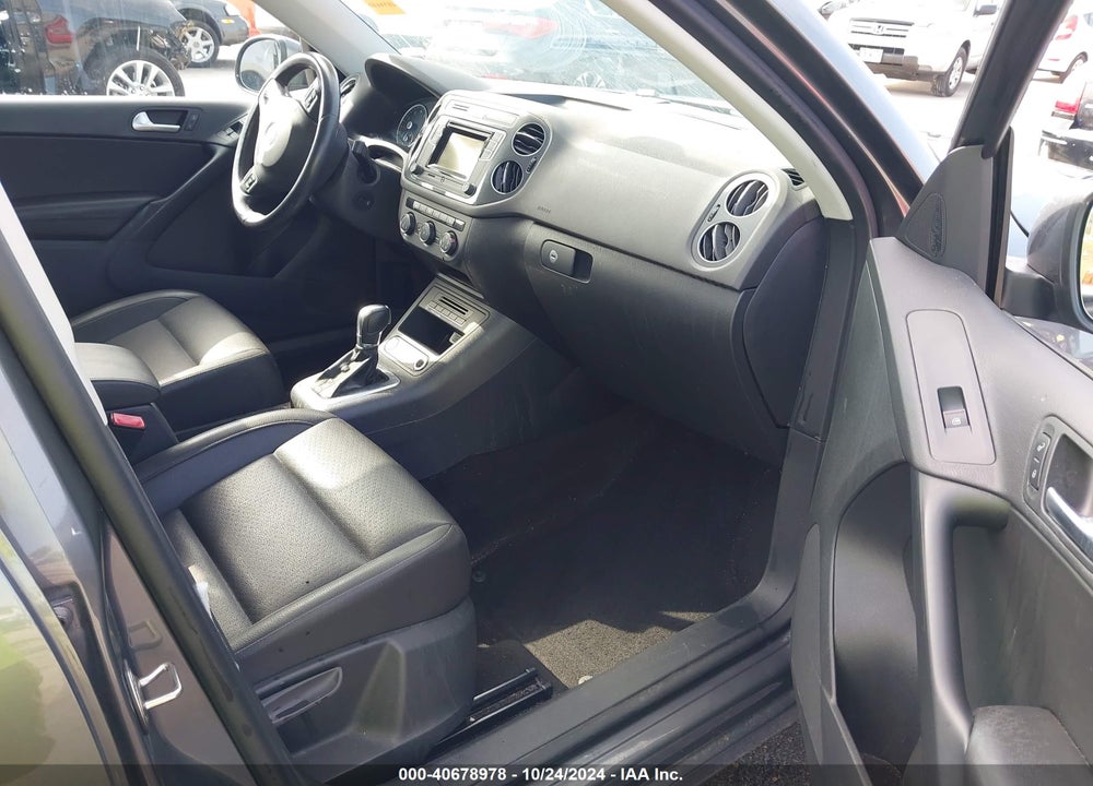 2016 VOLKSWAGEN TIGUAN VIN: WVGBV7AX4GW578068