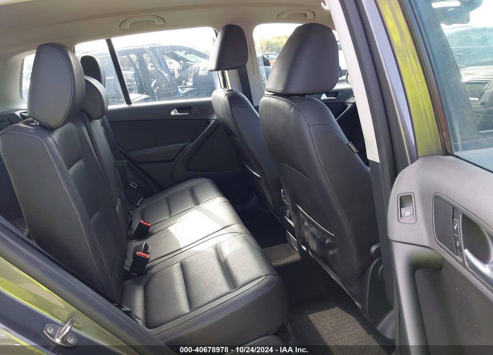 2016 VOLKSWAGEN TIGUAN VIN: WVGBV7AX4GW578068