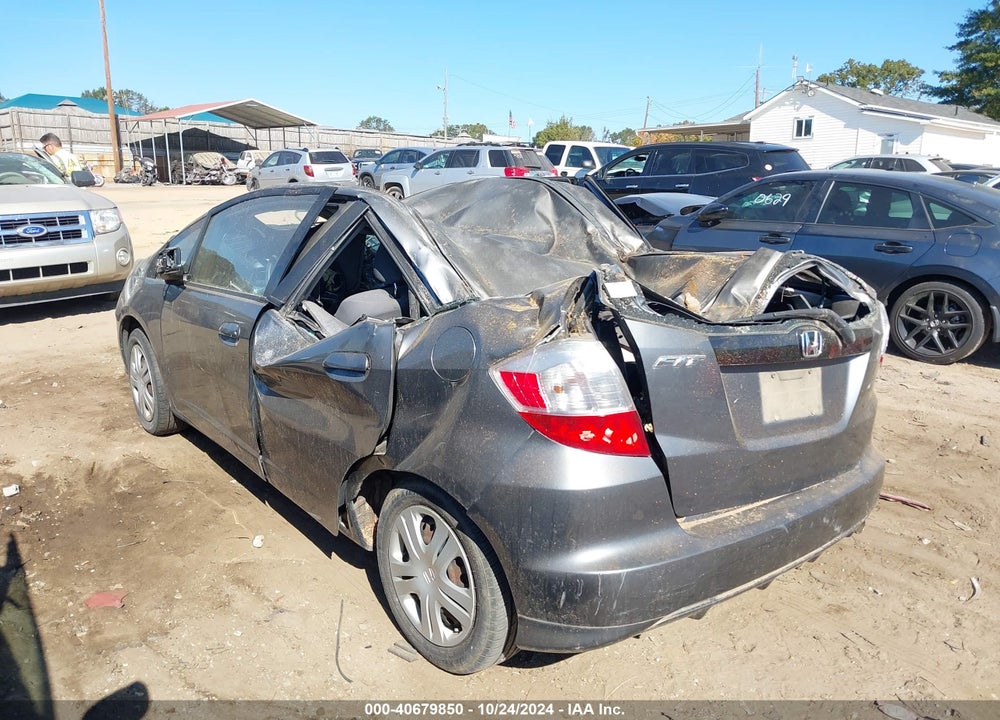 2011 HONDA FIT VIN: JHMGE8H32BS010158