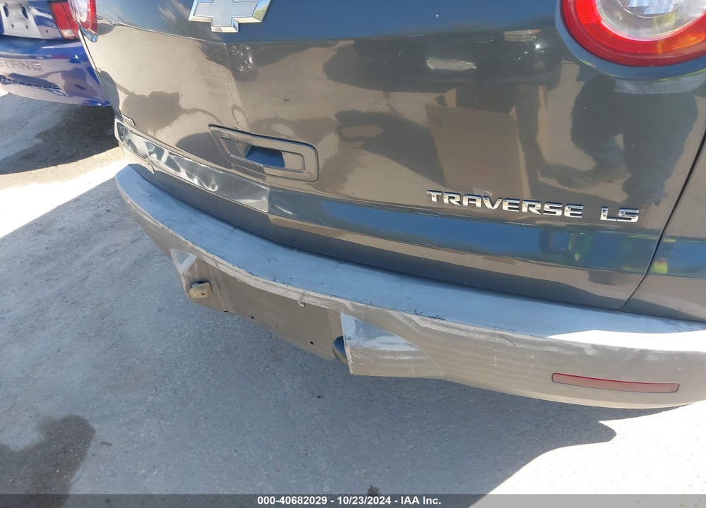 2011 CHEVROLET TRAVERSE LS VIN: 1GNKVEEDXBJ263393
