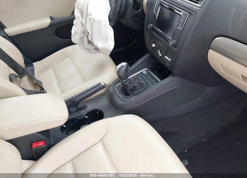 2017 VOLKSWAGEN JETTA 1.4T SE VIN: 3VWDB7AJ4HM305356