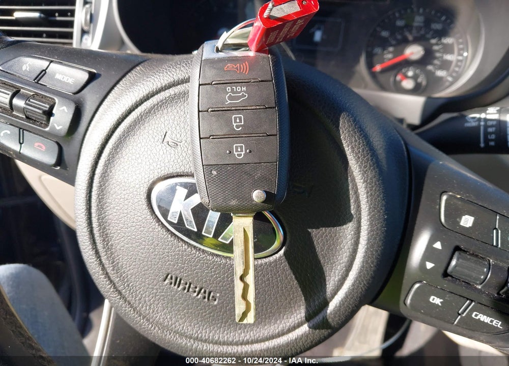 2016 KIA SORENTO 2.4L LX VIN: 5XYPG4A38GG088729