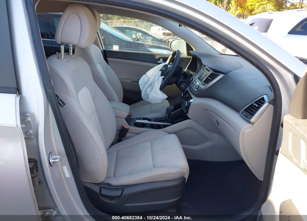 2017 HYUNDAI TUCSON SE VIN: KM8J3CA48HU301596