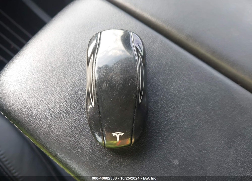 2015 TESLA MODEL S VIN: 5YJSA1E13FF106126
