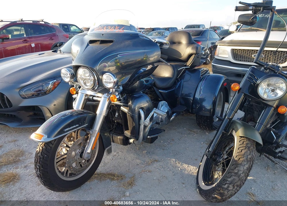 2015 HARLEY-DAVIDSON FLHTCUTG TRI GLIDE ULTRA VIN: 1HD1MAL16FB851590