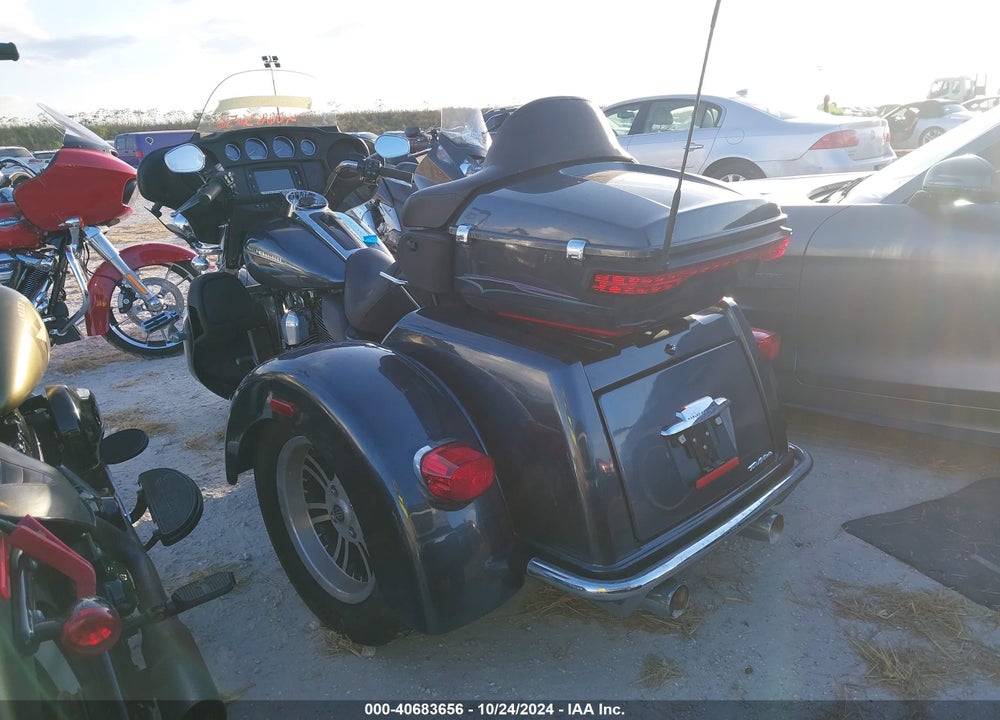 2015 HARLEY-DAVIDSON FLHTCUTG TRI GLIDE ULTRA VIN: 1HD1MAL16FB851590