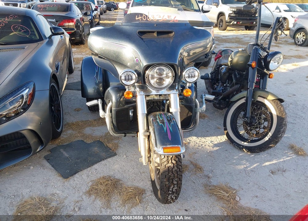 2015 HARLEY-DAVIDSON FLHTCUTG TRI GLIDE ULTRA VIN: 1HD1MAL16FB851590