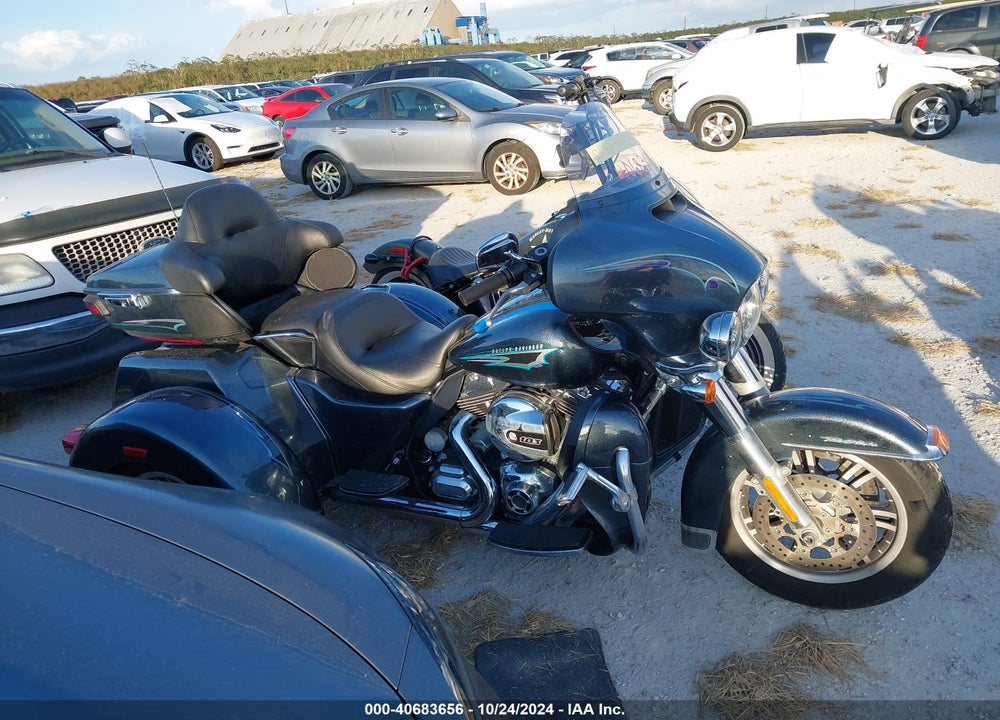 2015 HARLEY-DAVIDSON FLHTCUTG TRI GLIDE ULTRA VIN: 1HD1MAL16FB851590