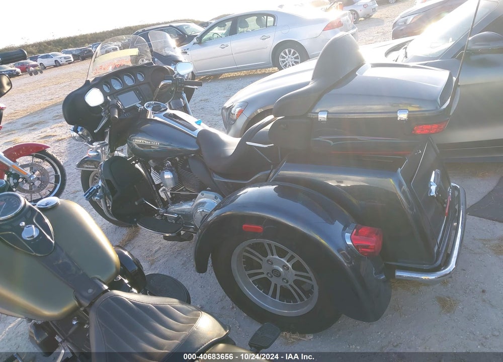 2015 HARLEY-DAVIDSON FLHTCUTG TRI GLIDE ULTRA VIN: 1HD1MAL16FB851590