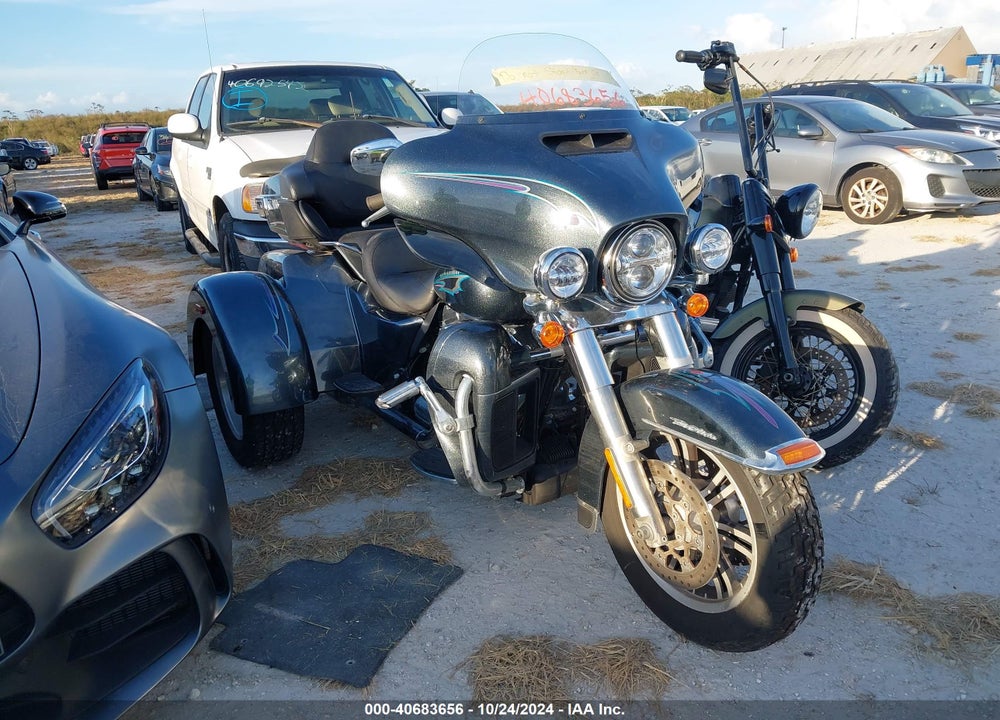 2015 HARLEY-DAVIDSON FLHTCUTG TRI GLIDE ULTRA VIN: 1HD1MAL16FB851590