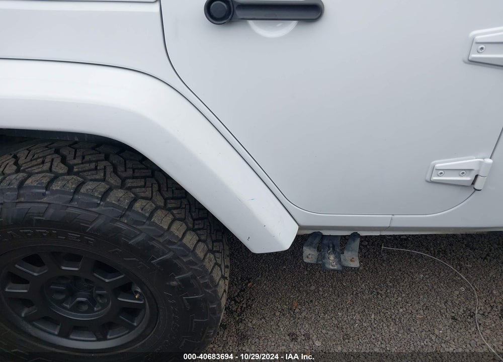 2018 JEEP WRANGLER JK UNLIMITED SAHARA 4X4 VIN: 1C4BJWEG3JL800371