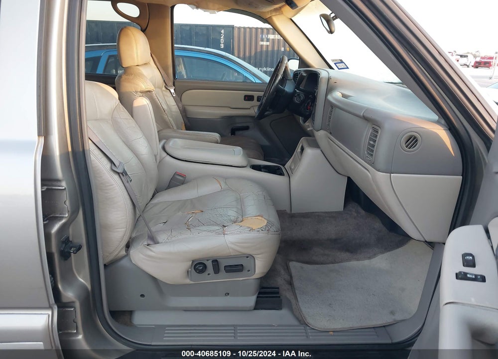 2001 CHEVROLET TAHOE LT VIN: 1GNEC13T41R122082