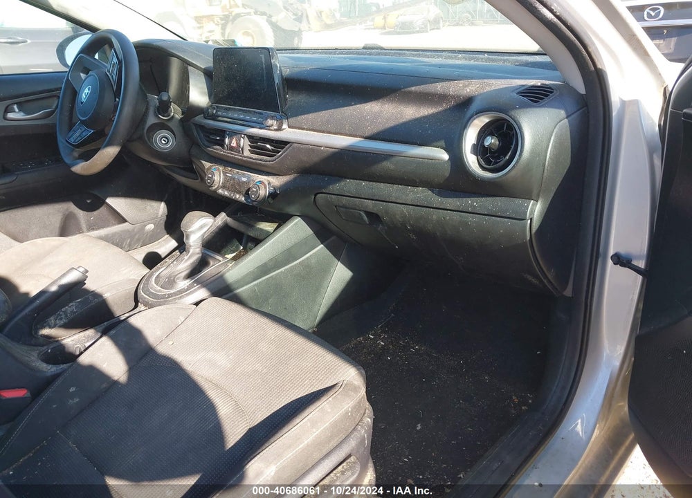 2019 KIA FORTE LXS VIN: 3KPF24AD7KE114052