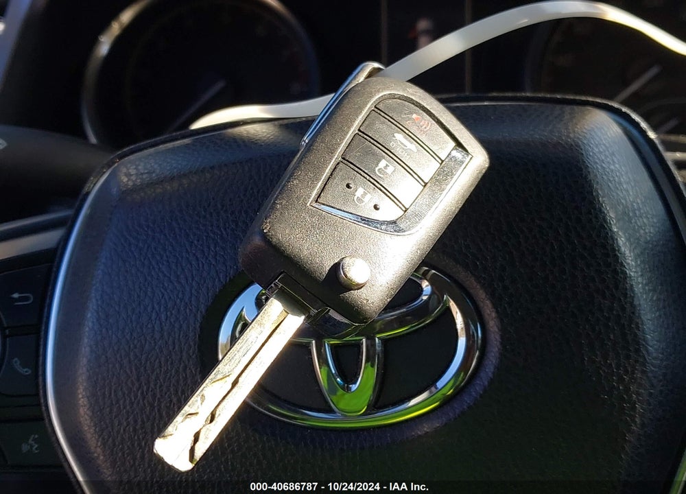 2018 TOYOTA CAMRY SE VIN: 4T1B11HK5JU669601
