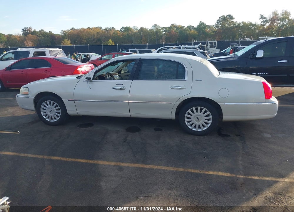 2005 LINCOLN TOWN CAR SIGNATURE VIN: 1LNHM81W35Y647571