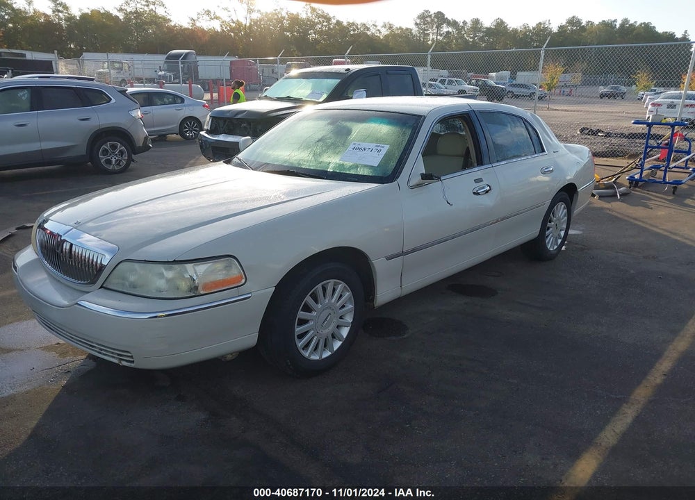 2005 LINCOLN TOWN CAR SIGNATURE VIN: 1LNHM81W35Y647571